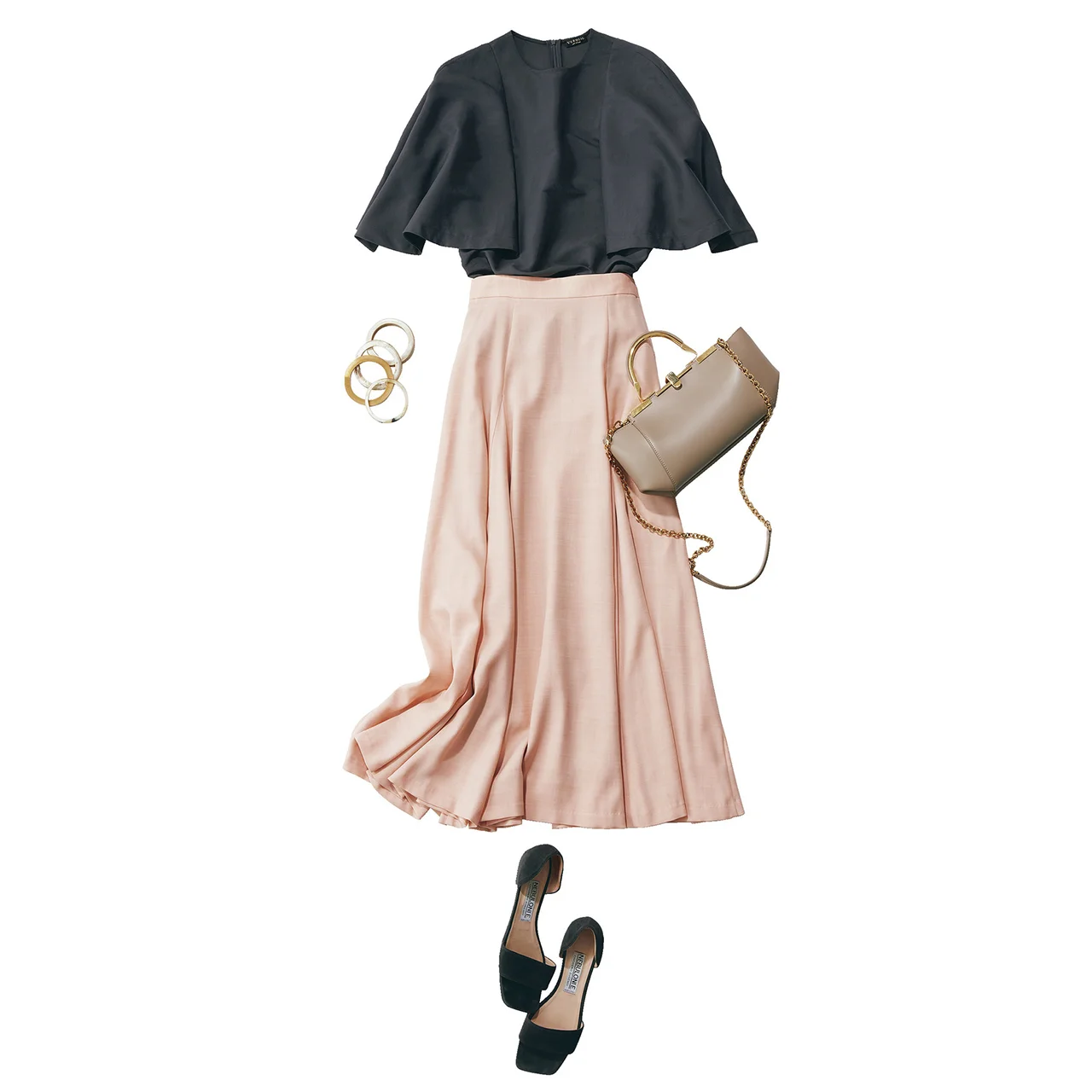 チャコールグレーのブラウス×ピンクスカートのメリハリ配色コーデ