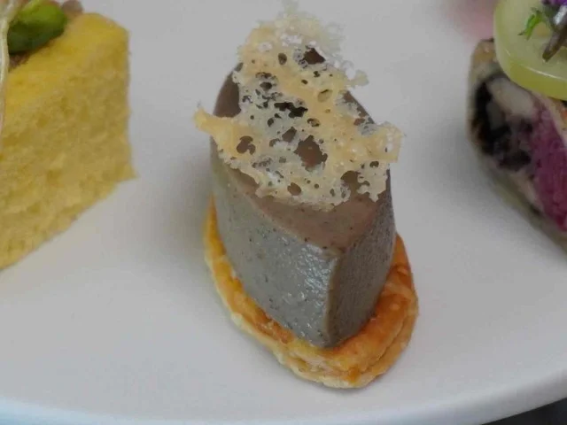 旬の茸タルト 焦がし舞茸のデュクセル パルメザンチュイル