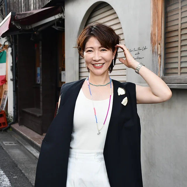 大人ショートヘア 40代のショートボブヘア 女子会 40代コーディネート 40代夏のファッション 40代のパンツスタイル 大人のジュエリーコーディネート ビジューネックレス ブローチ重ね付け