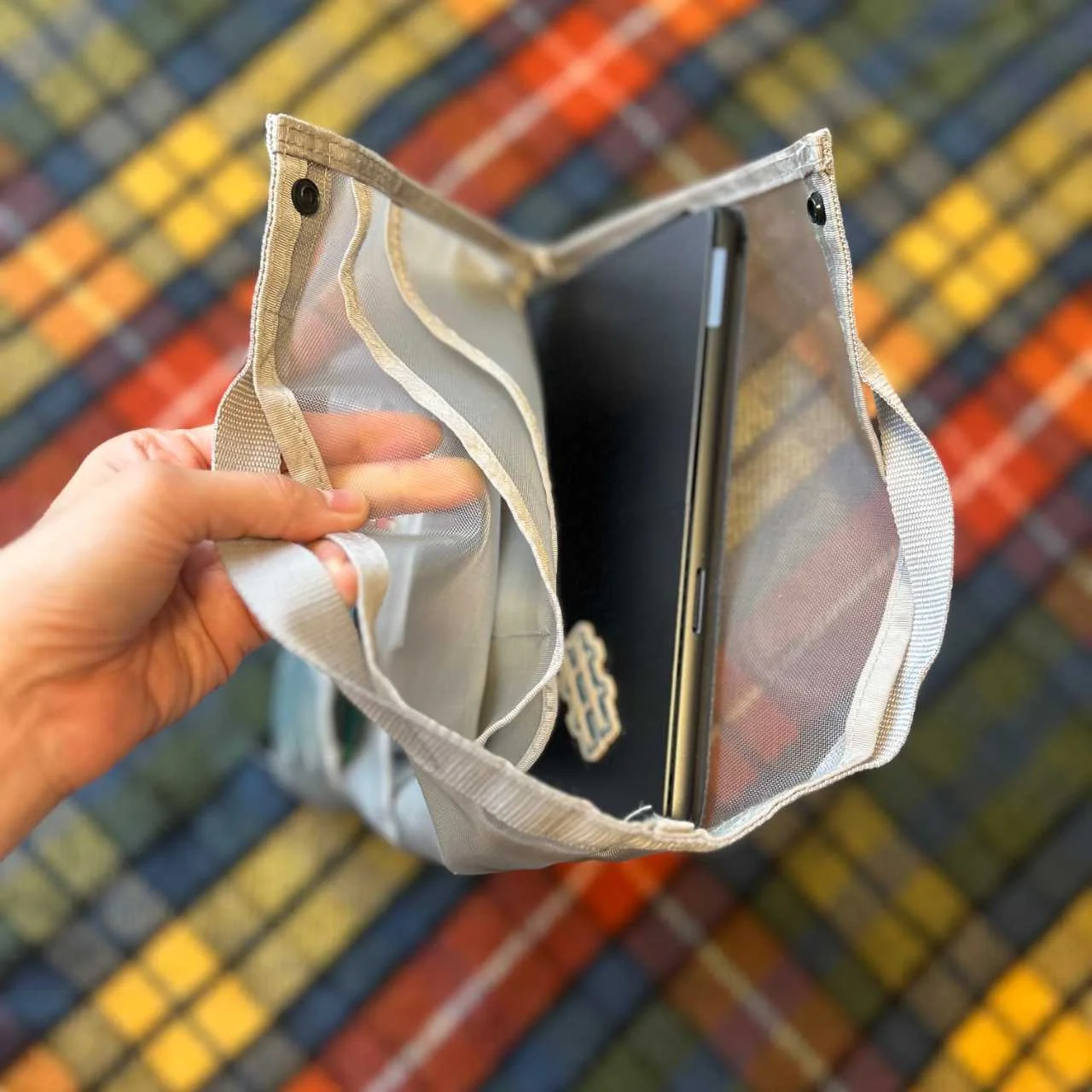 メッシュバッグの開け口を大きく広げたところ