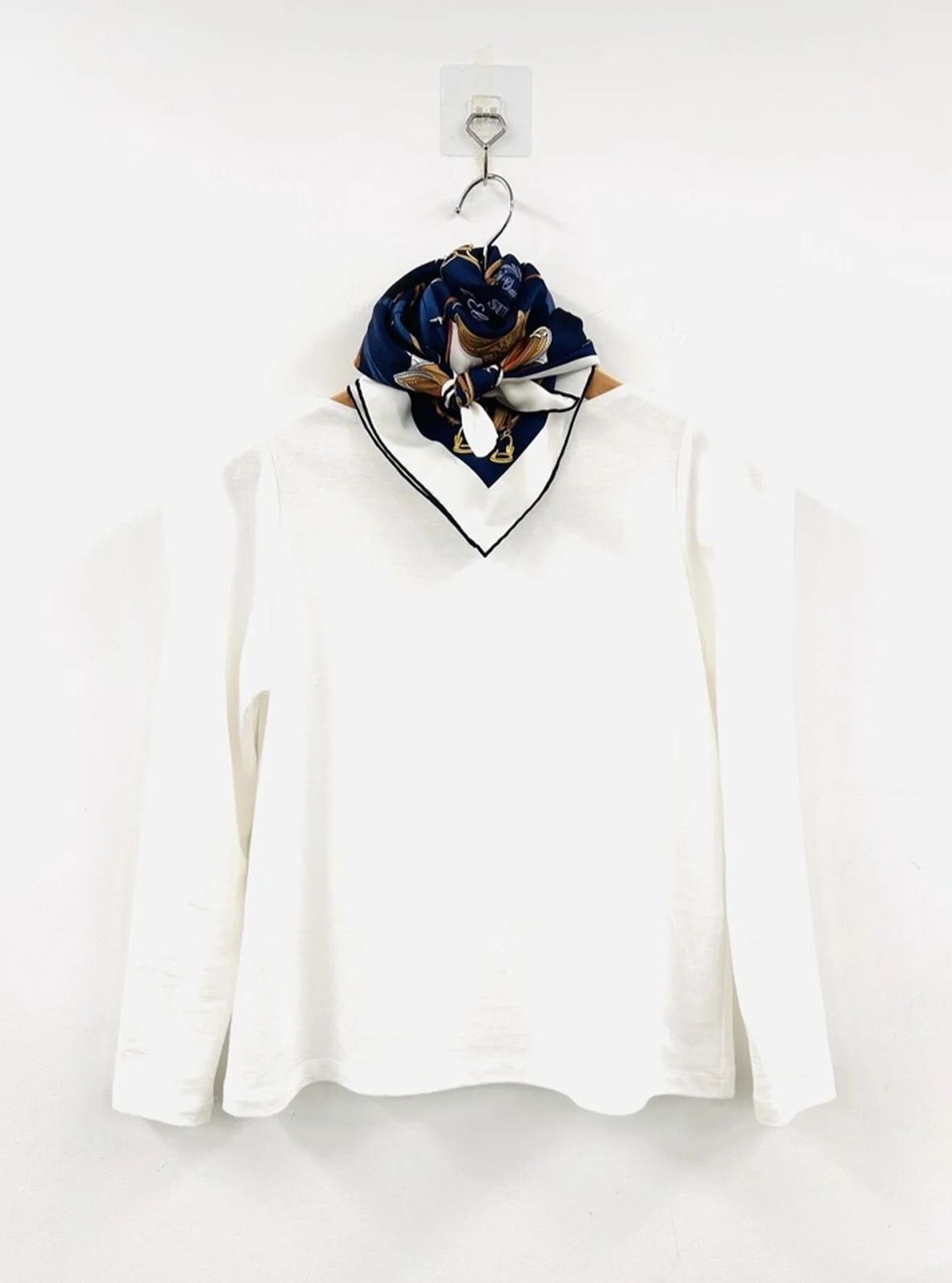 エルメススカーフ巻き方アレンジ　白無地のトップス合わせ