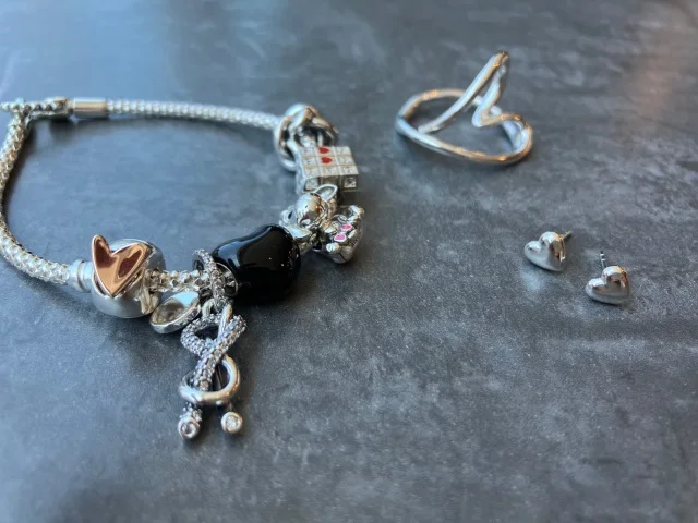 さりげなく映えて可愛い!辛口派にも馴染む【Aletta Jewelry】のハートモチーフピアス_1_7