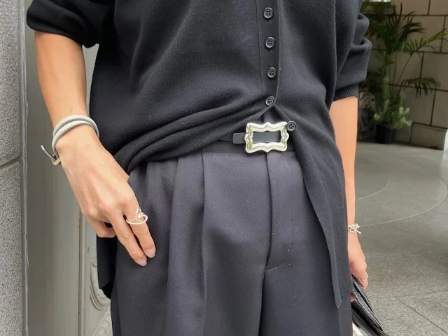 【ON・OFF着回し】この秋買って良かった！アレンジ自在な黒のVネックカーディガン_1_5