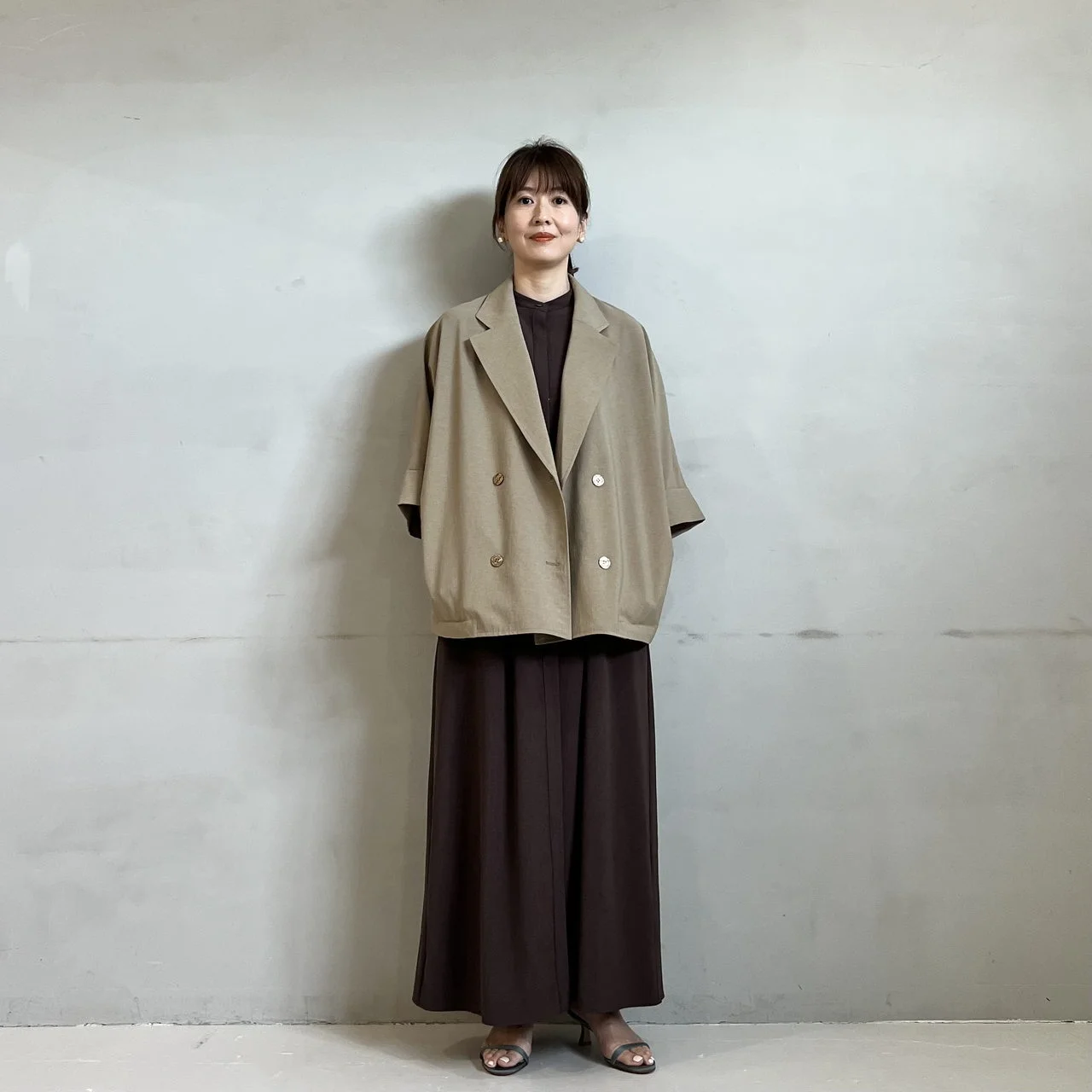 すっきり見えウエストタックワンピース ジャケットコーデ