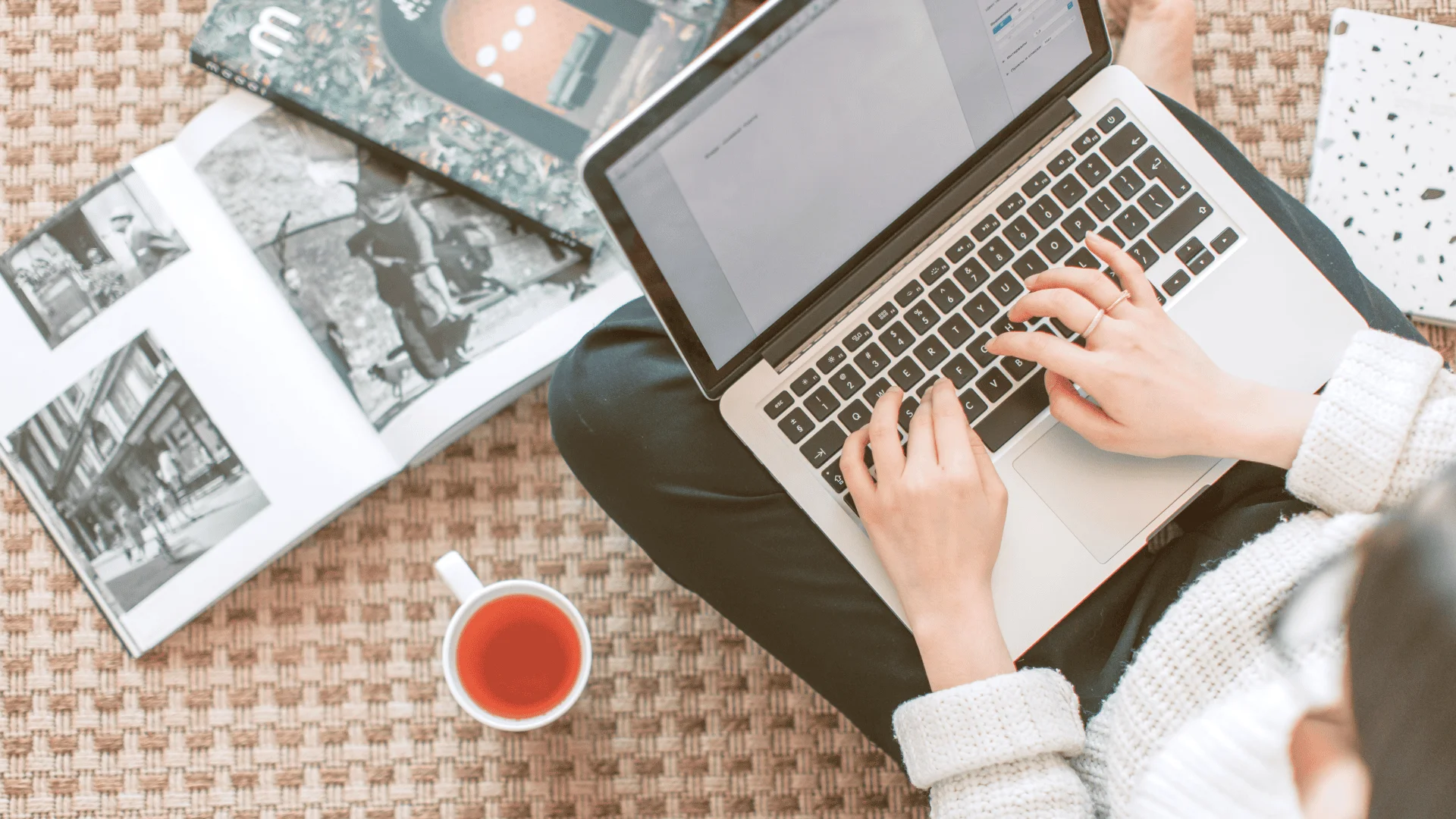 パソコンでセール情報を集めているイメージカット