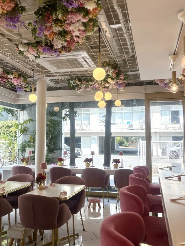 造花が至る所に飾られていて、可愛い