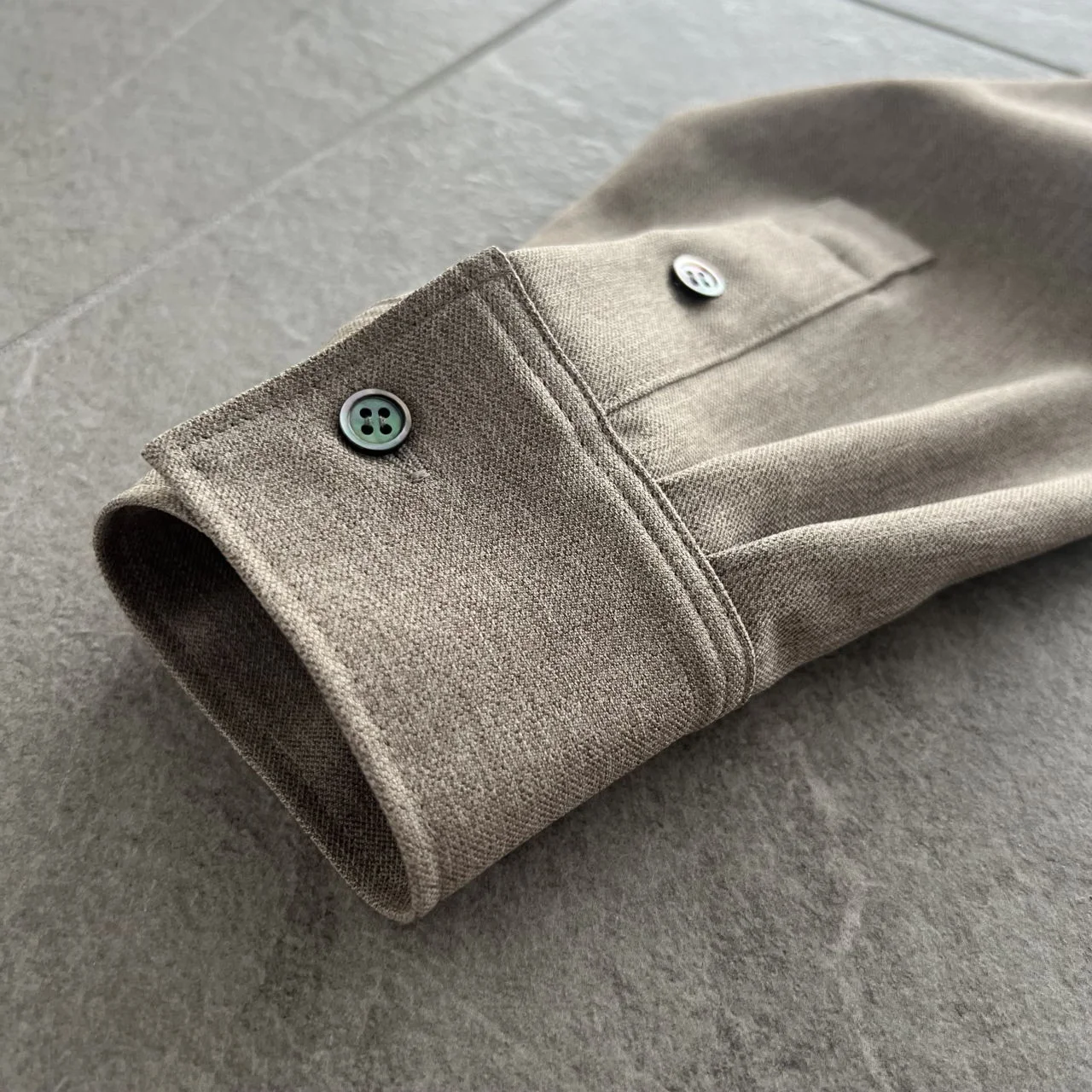 ツイード風シャツ　ベージュ袖口ディテール