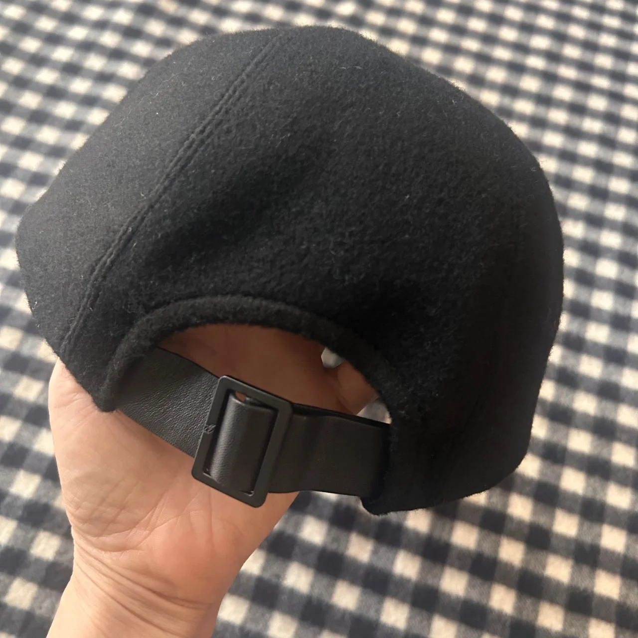 エントワフェインのグレーのキャップ　後ろから見たところ