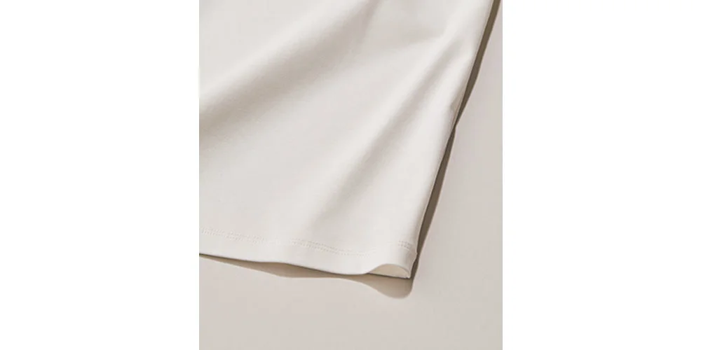 ツヤ素材の白Tシャツ