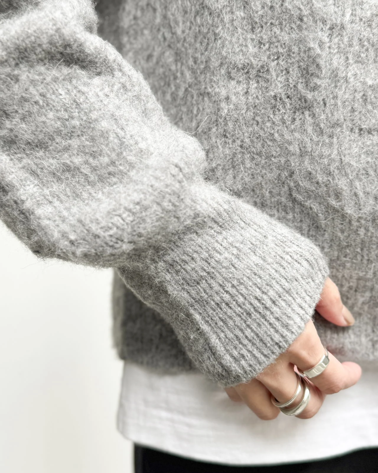モヘア混ふわ軽コンパクトニット　袖口　ディテール
