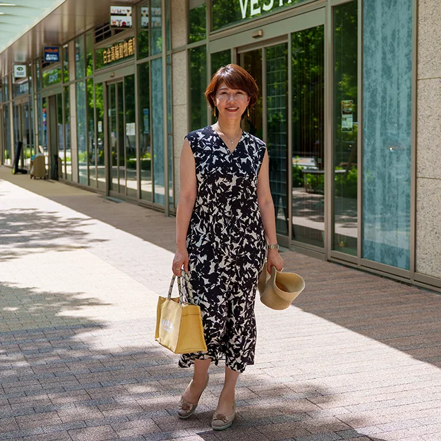 NOMADIS ラフィアバッグ 夏の大人のワンピース BALLSEY モノトーンワンピース フラワープリント 女性らしいシルエット 40代ファッション 40代コーディネート 袖なしワンピース 花柄ワンピース