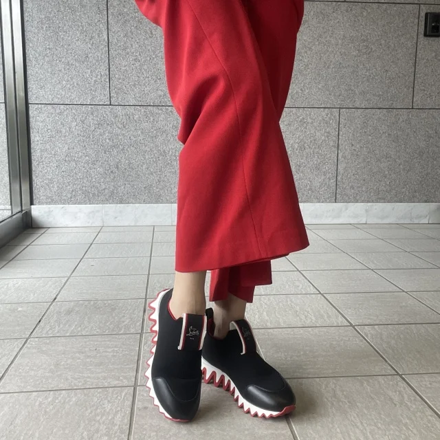 【Christian Louboutin】スニーカーを主役にしたドレッシーなスニーカーコーデ_1_1