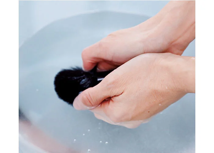 動物毛ブラシの正しい洗い方　Step 2　中を洗う