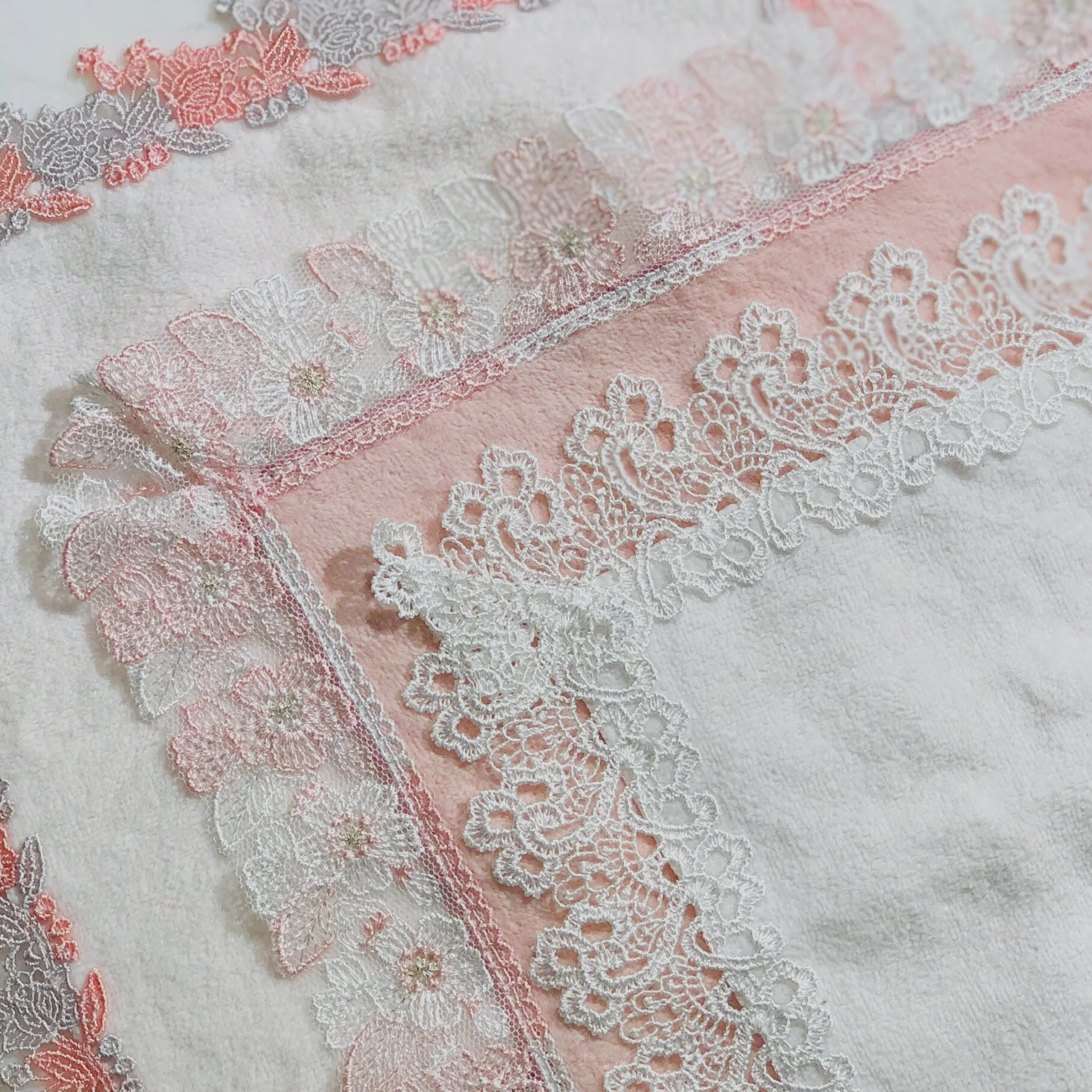 【近沢レース】日常に小さな遊びを!“楽しい”ハンカチのご紹介_1_2