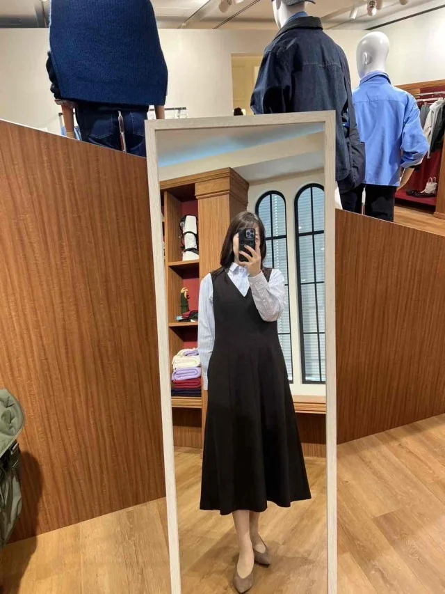 ストライプシャツと合わせたブラッシュドジャージーワンピース（￥3,990)
