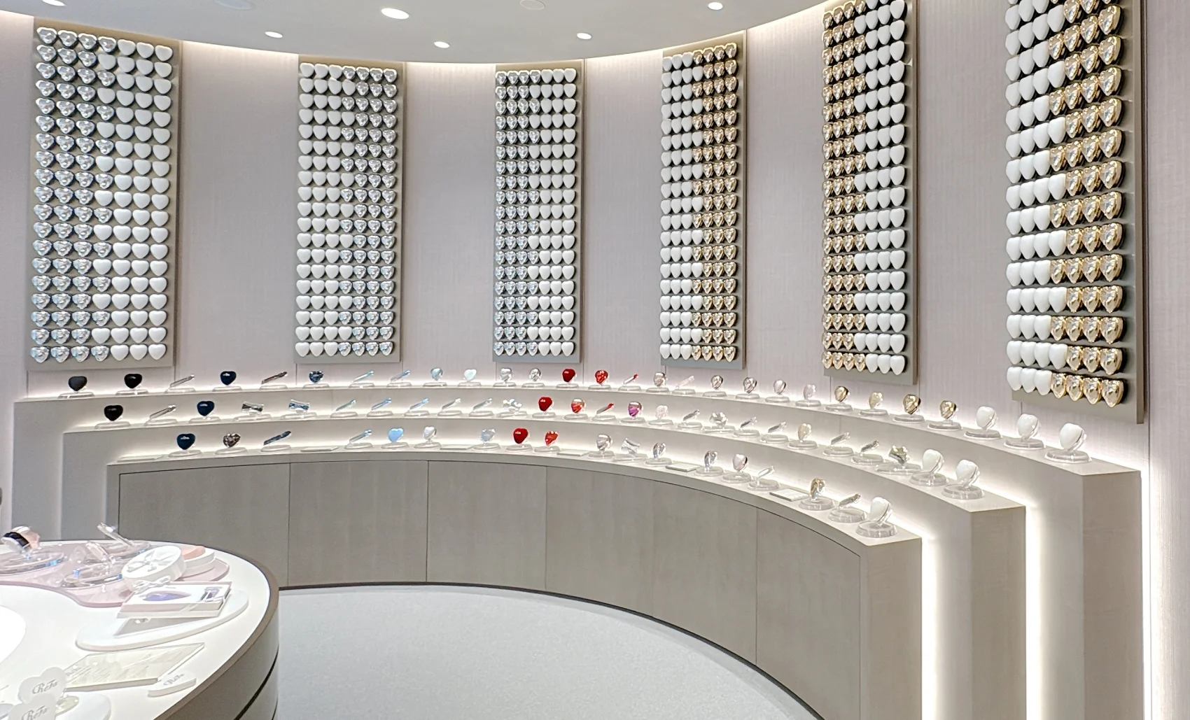 ReFa リファ GINZA  銀座　旗艦店　フロアをさらに奥に進むと……。壁面に、大人気のReFa HEART BRUSH(リファハートブラシ)がびっしり！ 