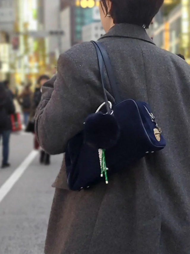 TOUT Y EST ロケスモールバッグ ネイビー 着用イメージ