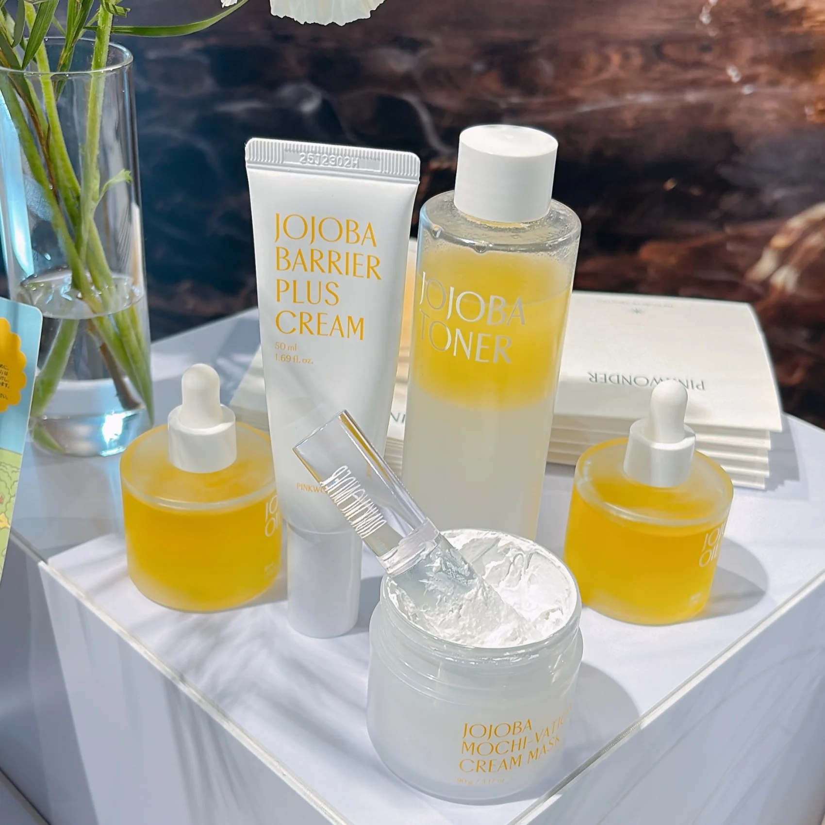 韓国コスメ　おすすめ　PINKWONDER ホホバオイル　二層式の化粧水（200mL ￥4200）、フェイスクリーム（50mL ￥5200）、洗い流すタイプのマスク（90g ￥4800）などもラインアップ。トータルでホホバオイルの保湿ケアを堪能できるバリエーション