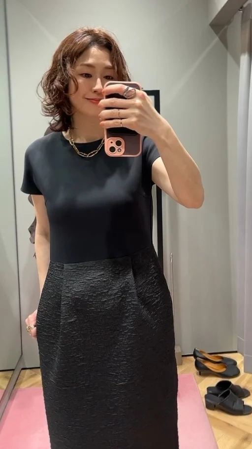 スタイルよく見えるウエスト切替と腰回りのシルエットが神