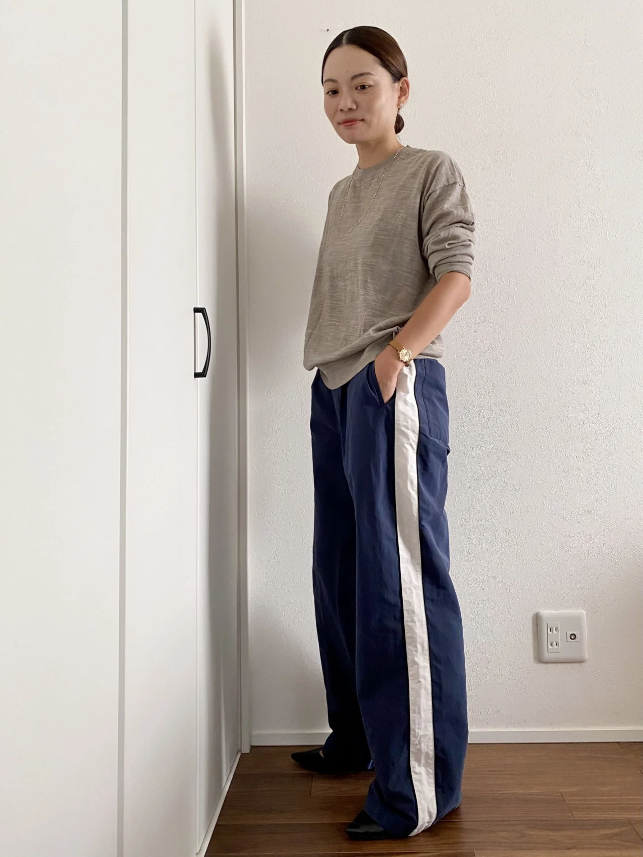 シアーニットトップス　トラックパンツ　コーデ