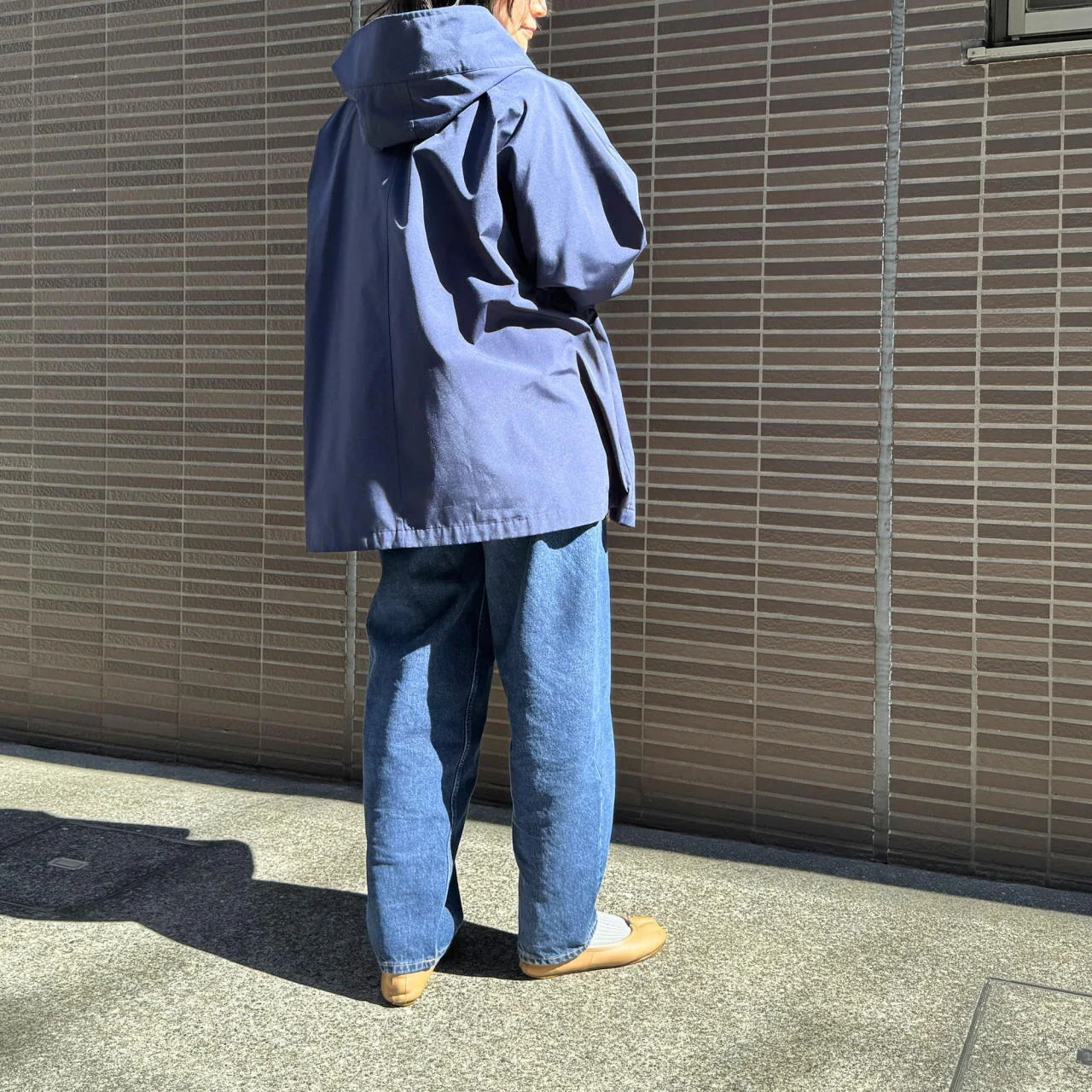 ヴァシュモンのタフタショートトレンチ　後ろから