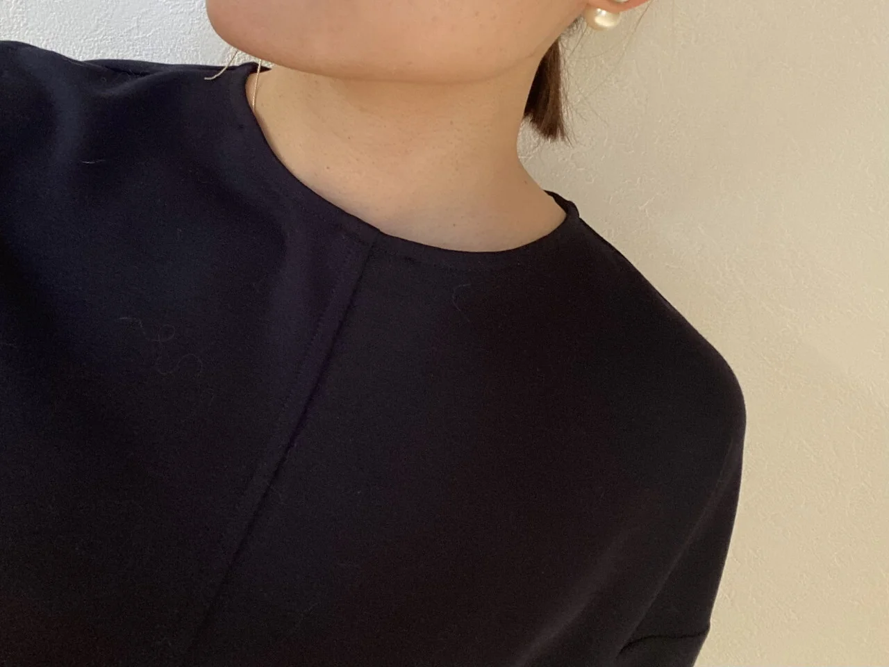 エムセブンデイズ　襟つき２WAYトップス　襟をはずした首もと