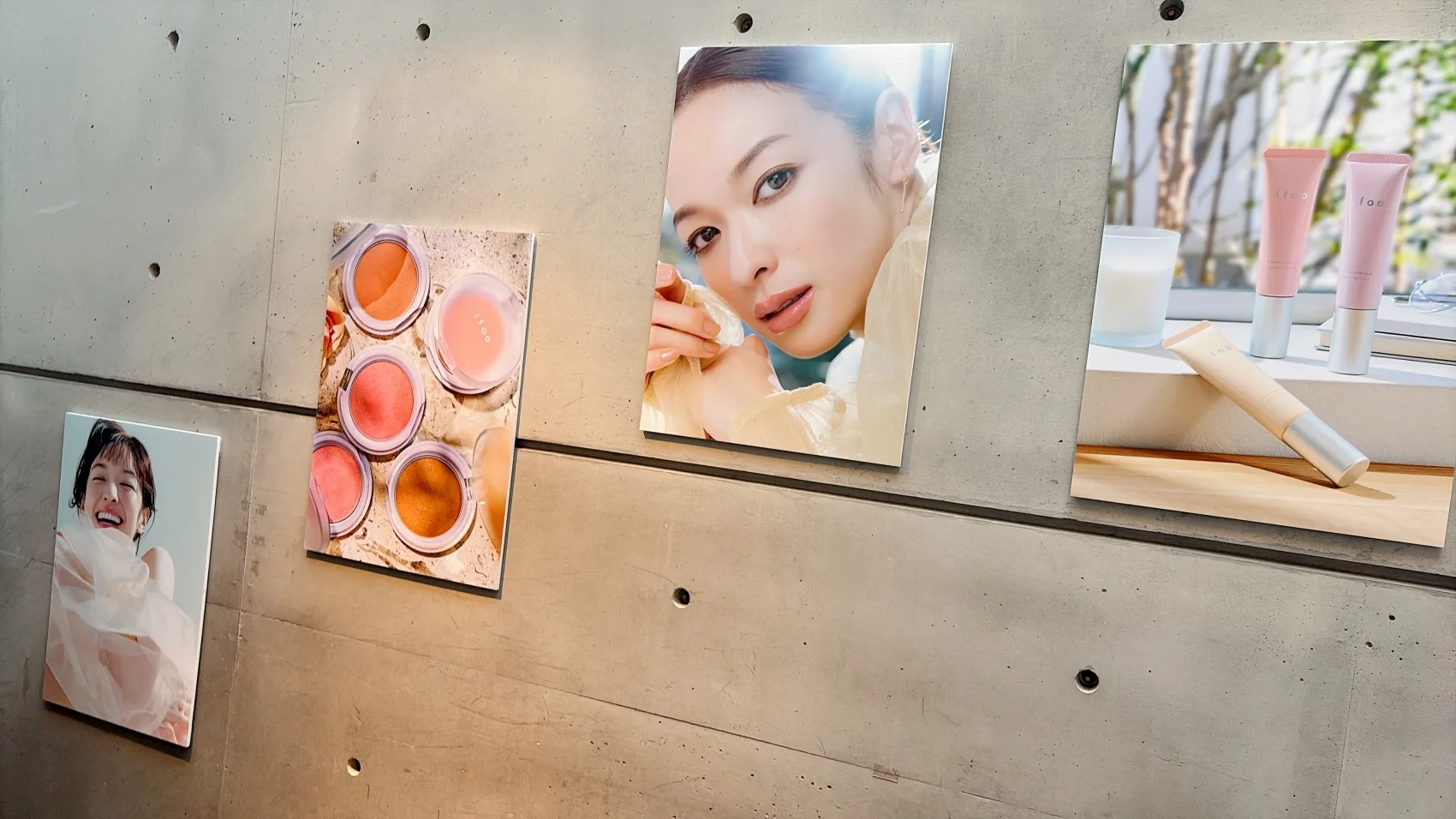 会場には、製品や森絵梨佳さんの写真がそこかしこに。いずれも希望の光を感じさせる明るいムードに満ちたものばかり。