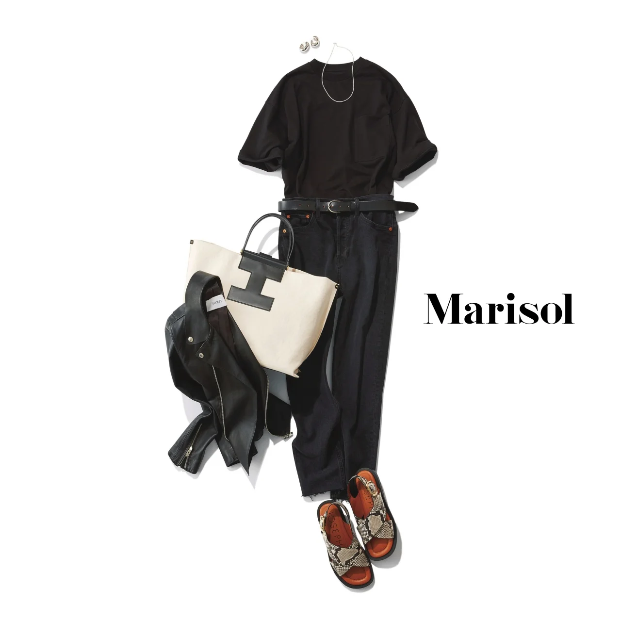 40代ファッション 黒Tシャツ×インディゴブルーデニムパンツコーデ