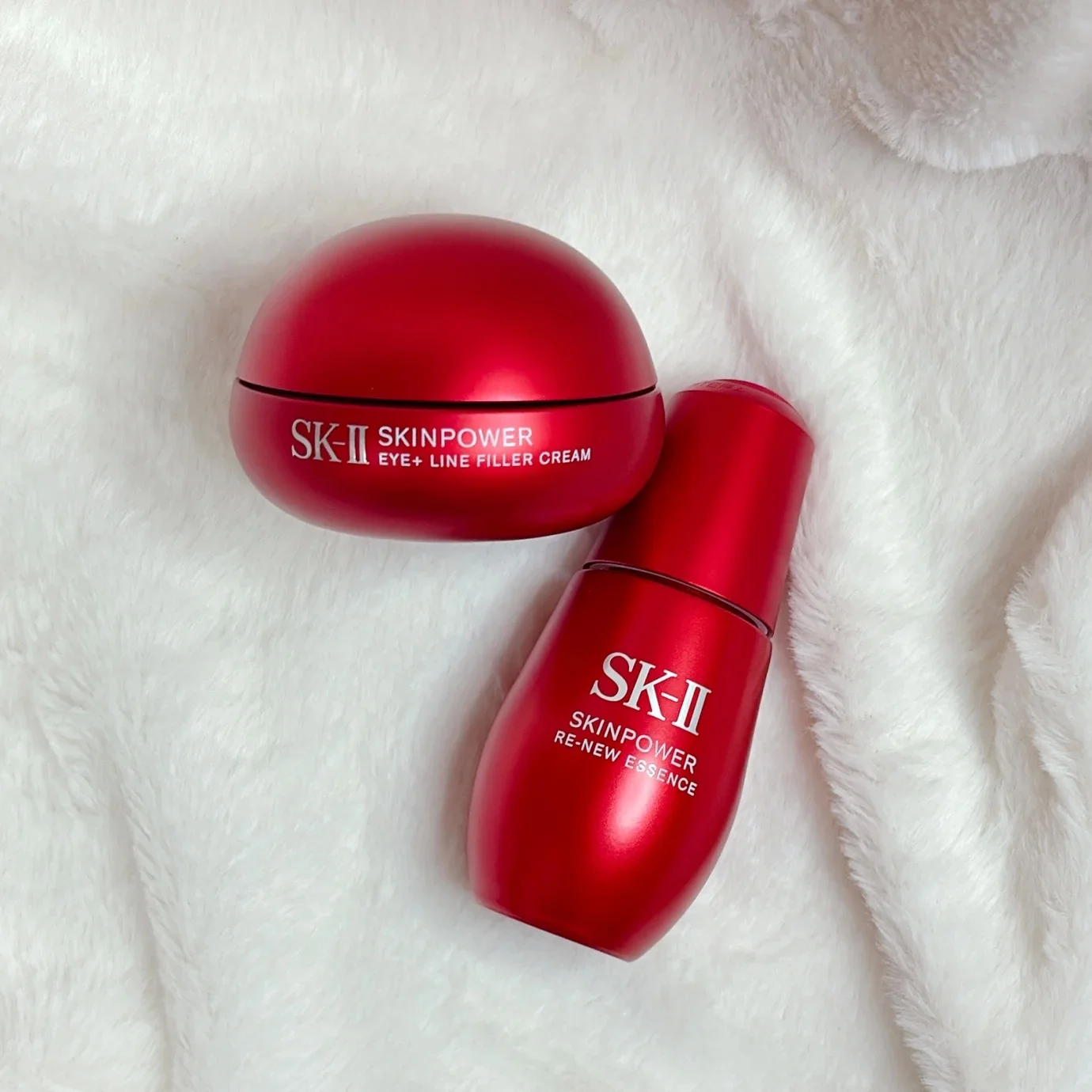 2025　ベストコスメ　下半期　スキンパワー リニュー エッセンス　30mL ￥18150、75mL ￥35750（価格は編集部調べ）／SK-II左上はアイケア・スキンパワー アイ プラス ライン フィラー クリーム。こちらも乾燥ジワへの手ごたえバツグン！です。￥15400（価格は編集部調べ）。