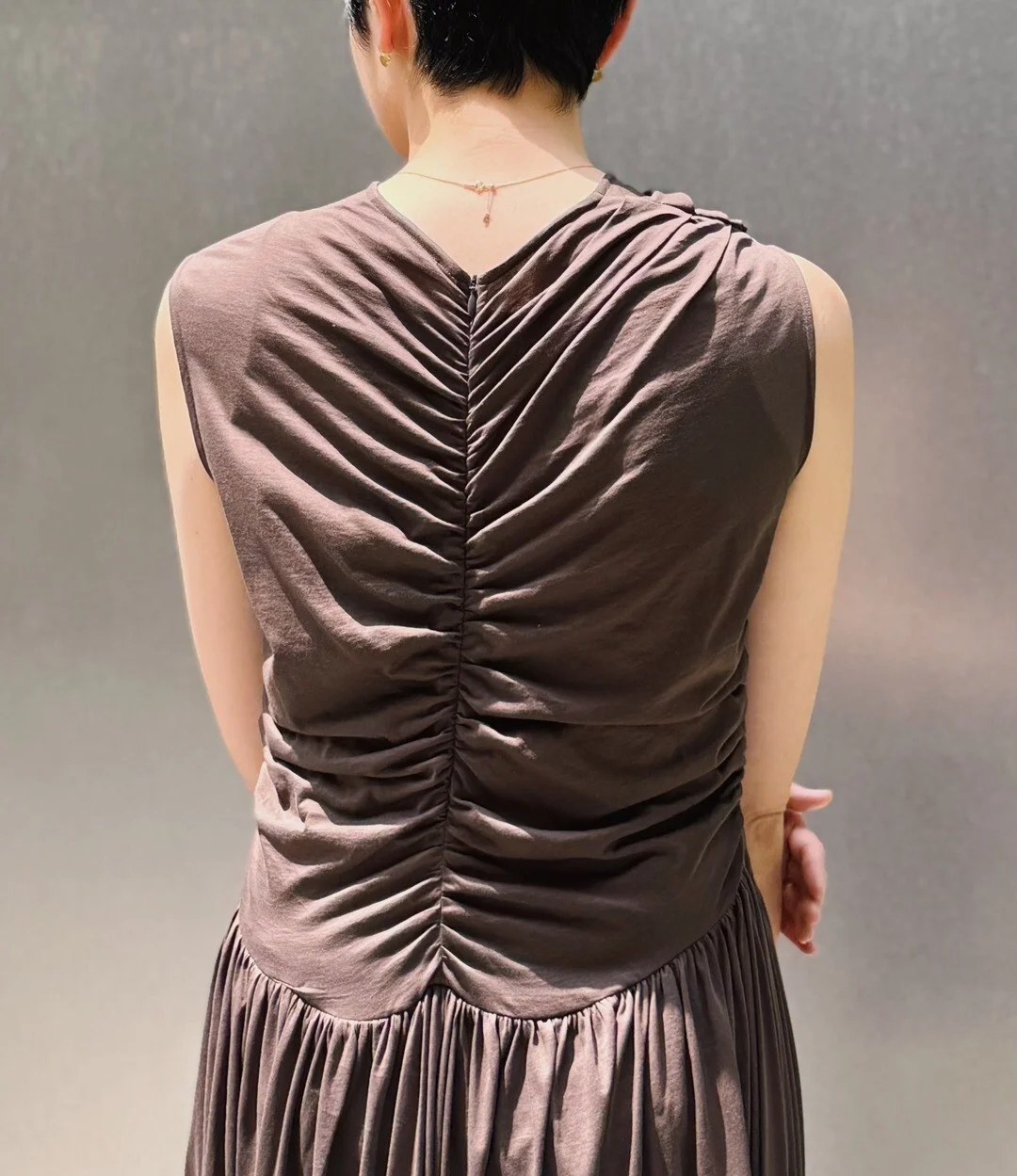 アンスクリアのワンピースのバックスタイル　Light jersey Dress
