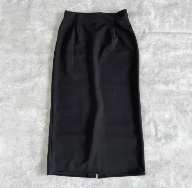 ユニクロ優秀スカートと素材感で楽しむブラックコーデ：今日の服【40代 私のクローゼット】_1_4