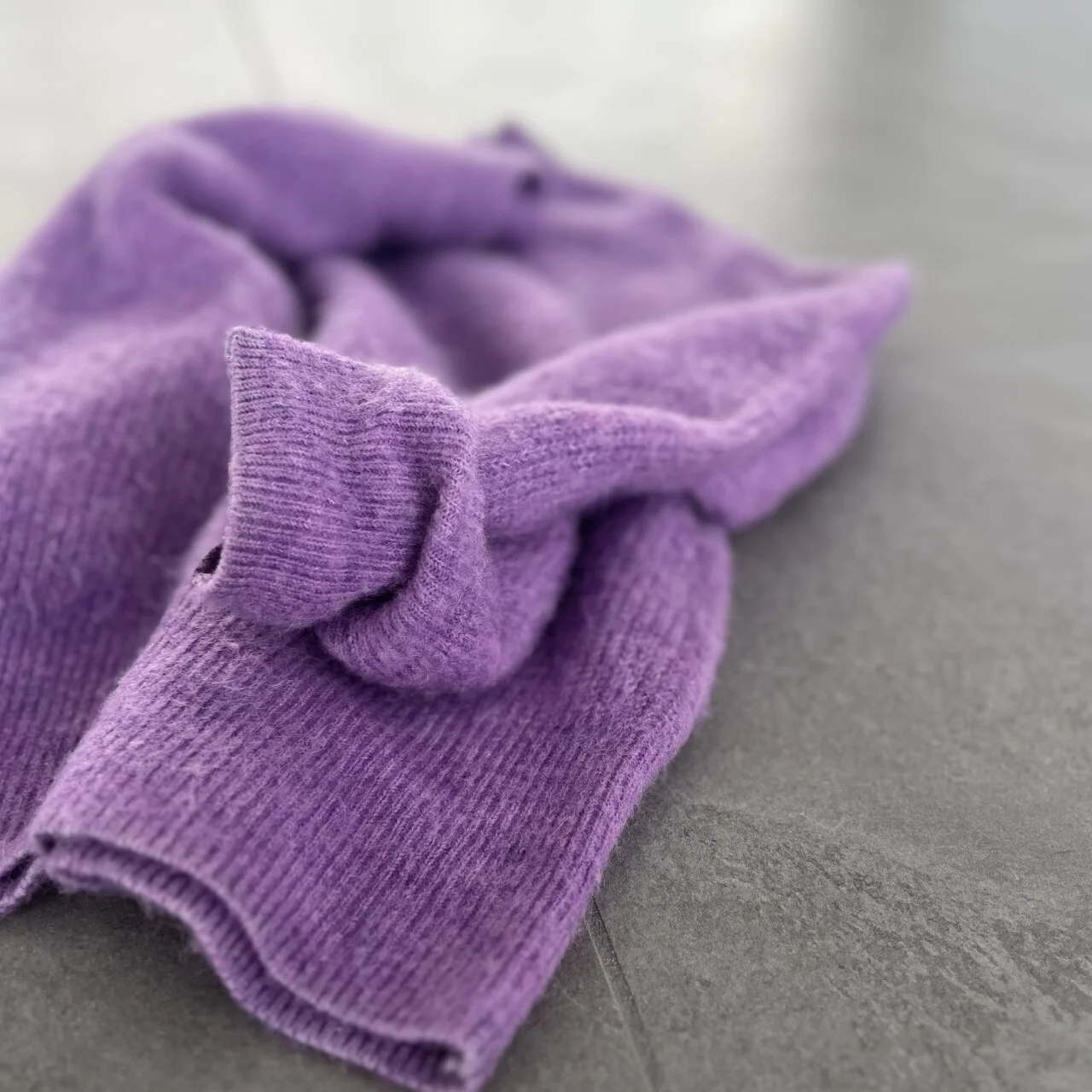 モヘア混ふわ軽コンパクトニット　ラベンダー　袖口
