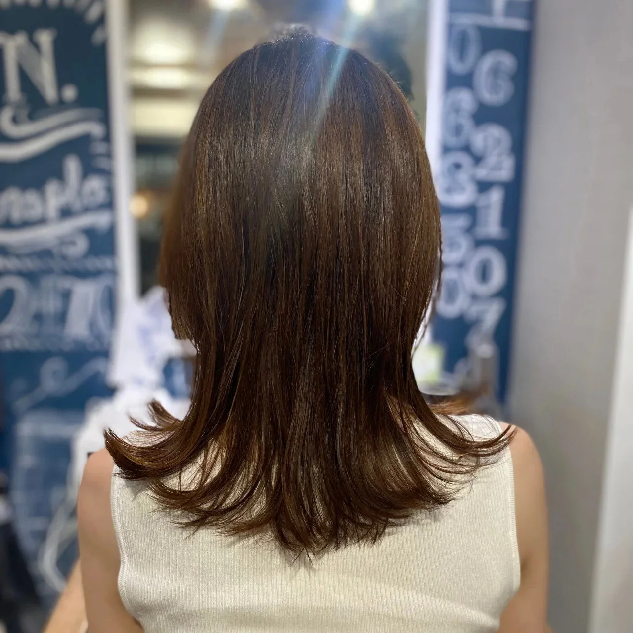 後ろから見たミディアムヘア人気ランキング５位のヘアスタイル