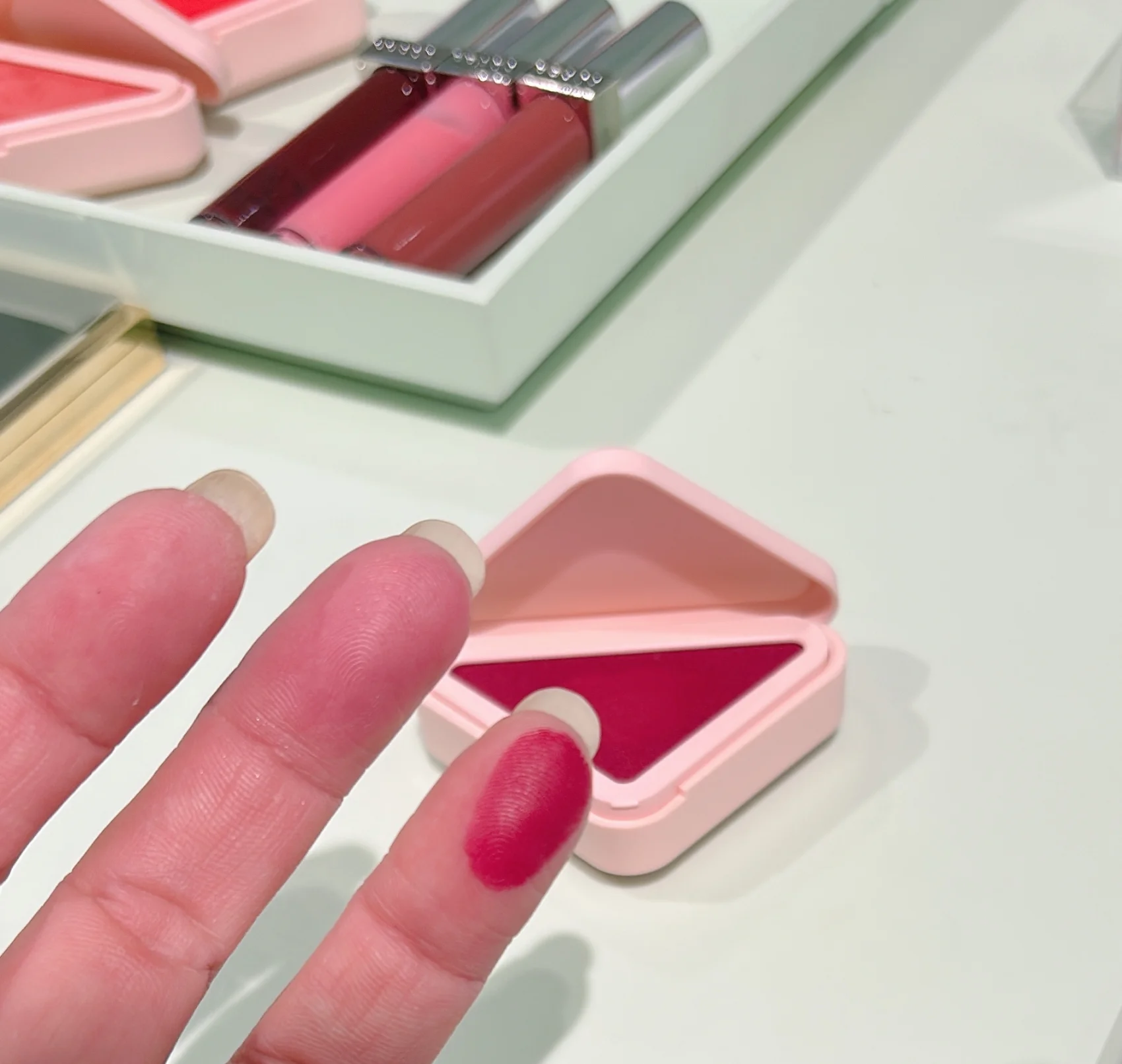 新作コスメ　チークカラー　おすすめ　40代　発表会の写真　プラダ ビューティ   プラダ タッチ　プラダ タッチ　全８色　各￥6930／プラダ ビューティ＜５月１日（金）全国発売＞  ＊公式オンラインストア、プラダ ビューティ トウキョウなどでは４月17日（金）より先行発売