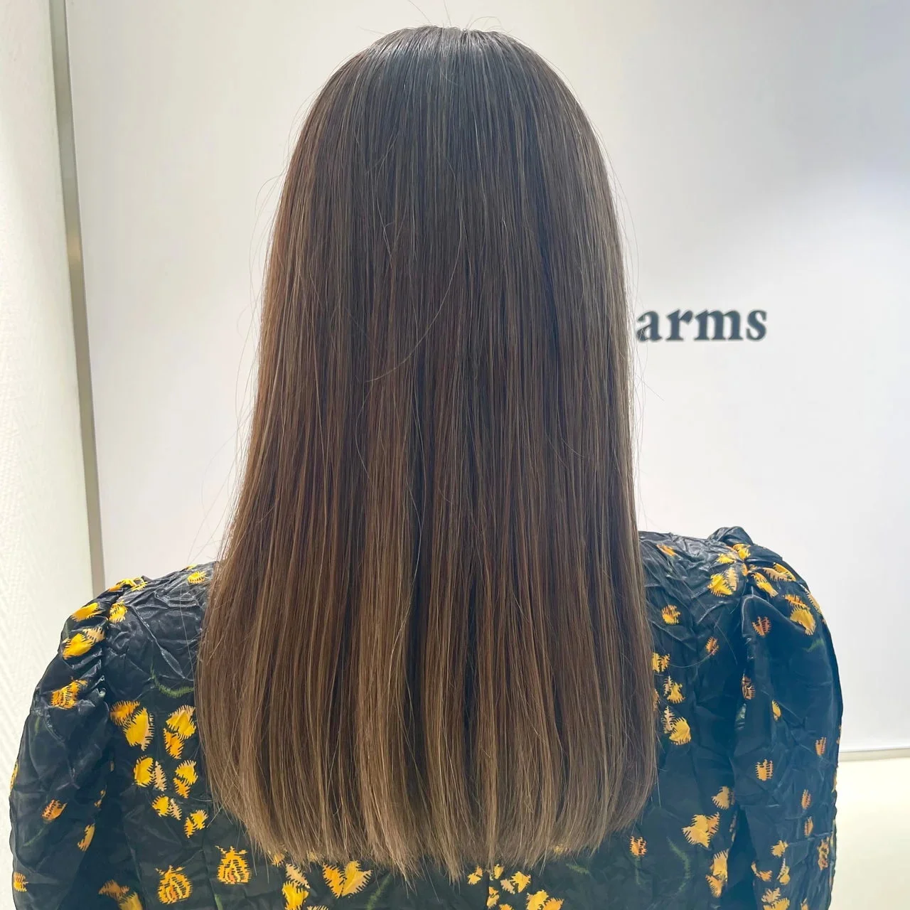 うしろから見た人気ロングヘアスタイル4位の髪型