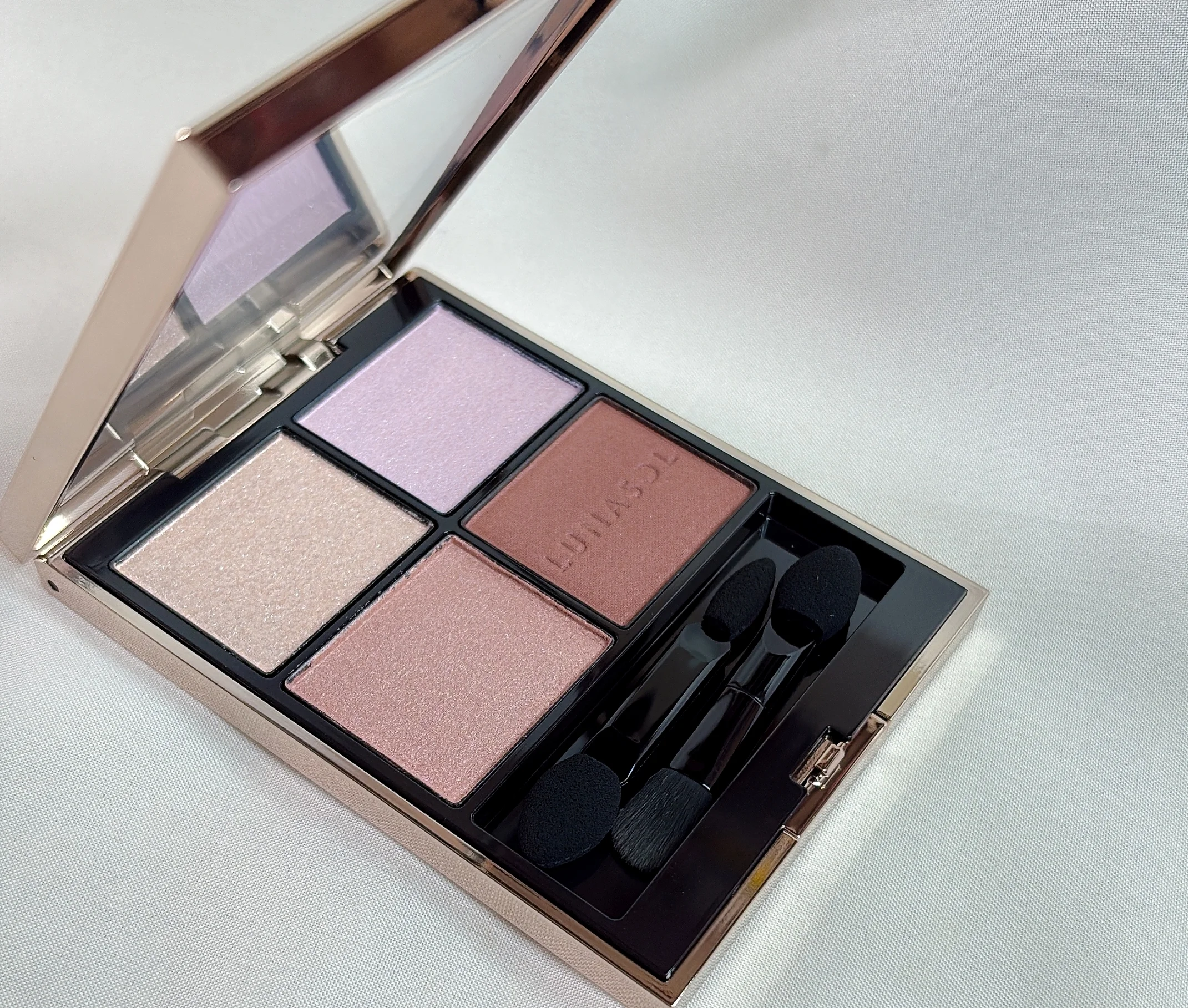 2025 新作コスメ　ByGLOW サプリメント　発表会の展示