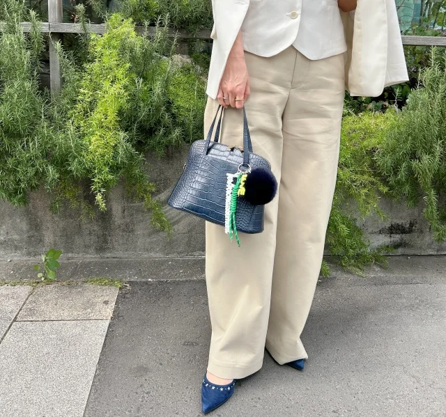 シンプルなのに印象的。40代の私にちょうどいい“白×ネイビー”の秋スタイル_1_3
