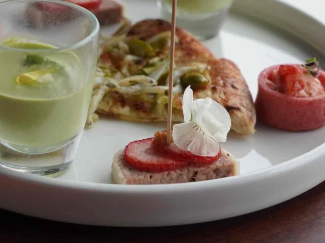 パテ・ド・カンパーニュ　苺のピクルス添え