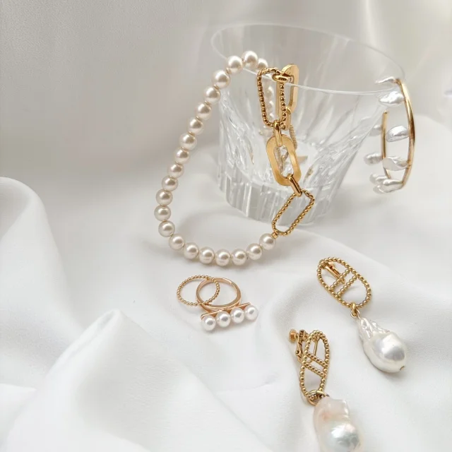 アデルビジューのアクセサリーの写真