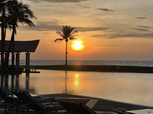 目の前に広がる海とサンセット。