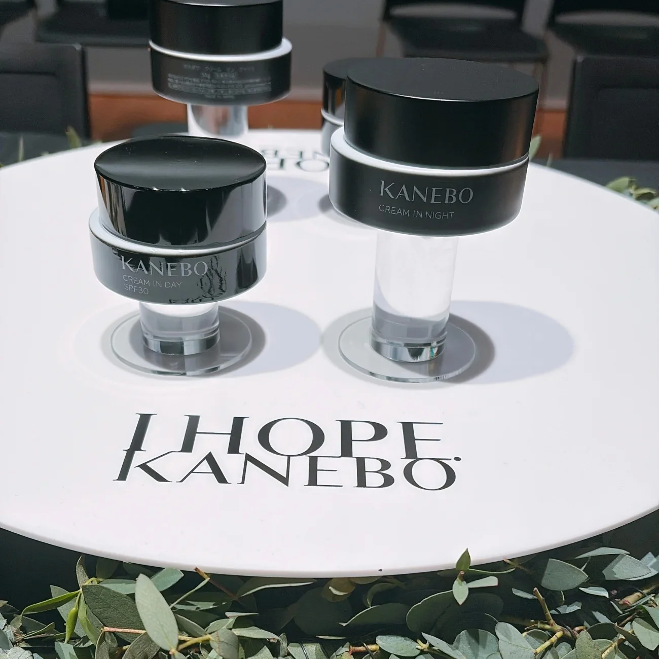 KANEBO　黒カネボウ　お粉　名品　おすすめ クリスタライズドフィックスパウダー ￥7150（レフィル ￥6050）／カネボウ　毎日ヘビロテ！ 2025年上半期「Myベストコスメ」デパコス編　発表会の写真