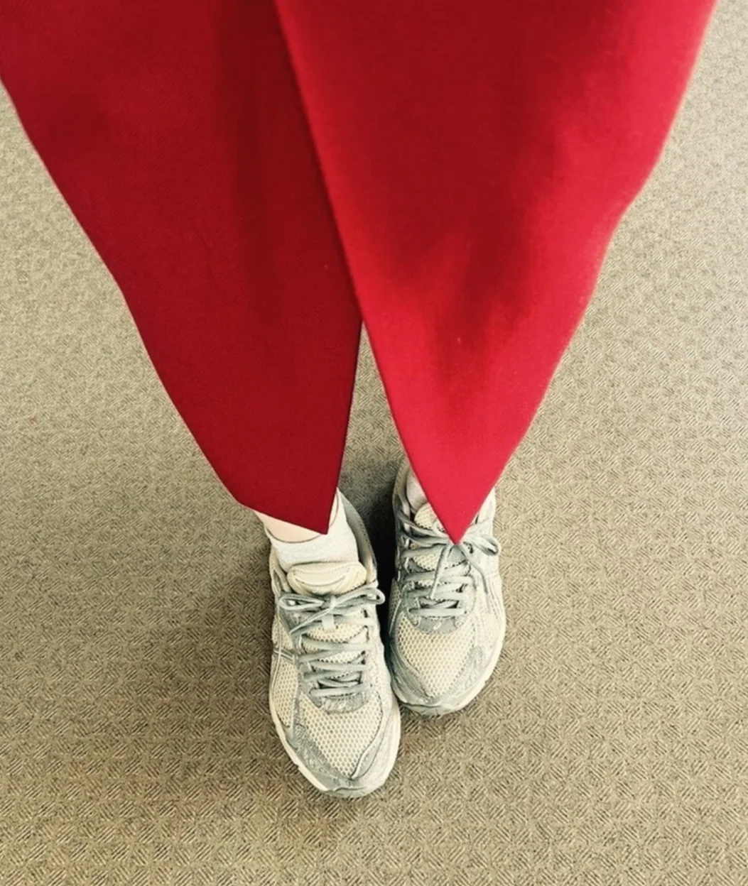 【辻 直子さんコラボ】フロントスリットIラインスカート　スニーカーのコーデ