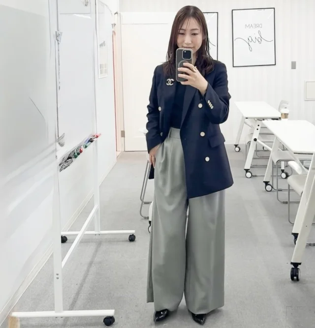 ネイビージャケットコーデ写真