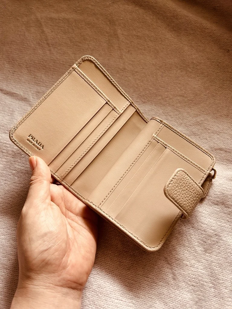 プラダ　財布　二つ折りを開けたところ