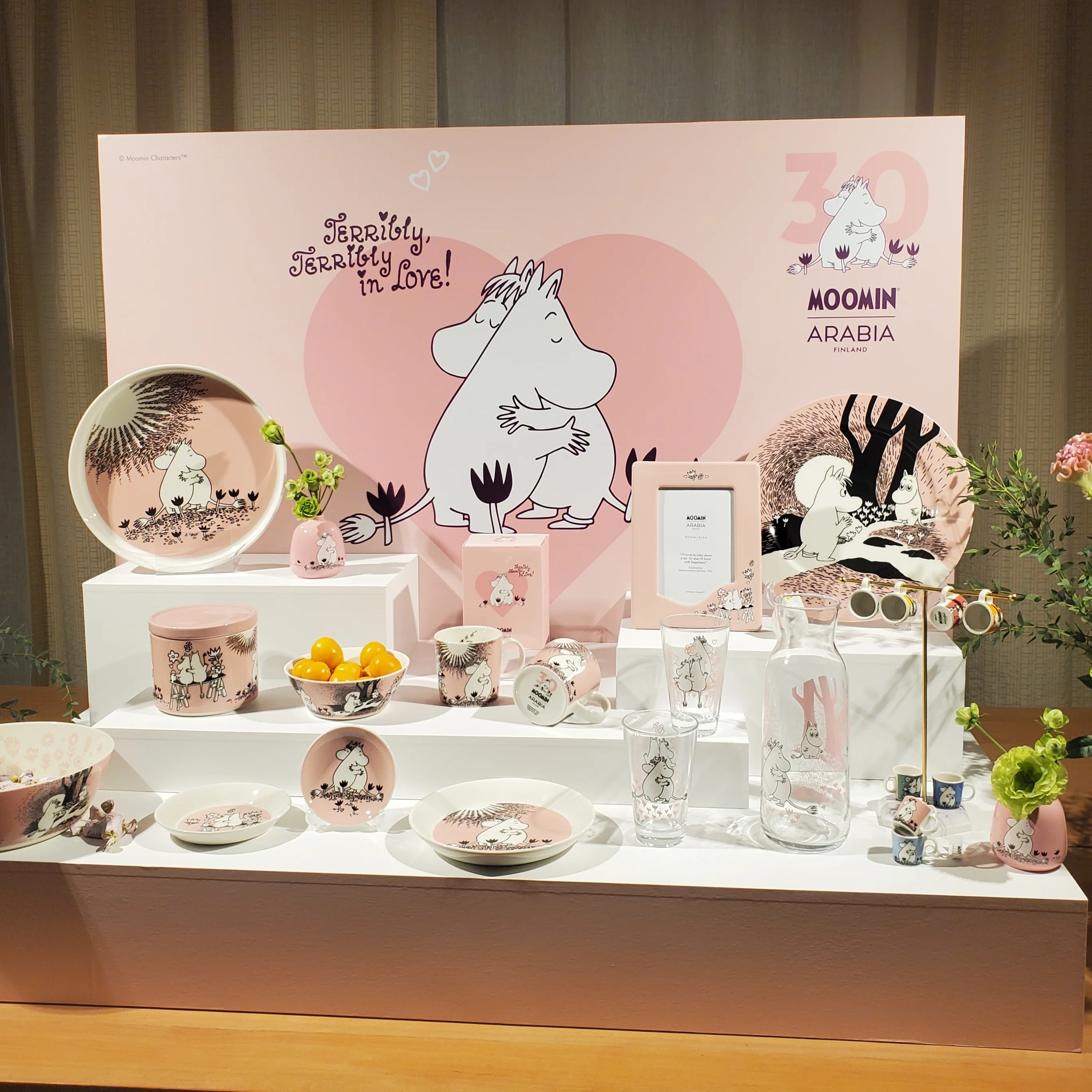 フィンランド大使館で発表されたムーミンアラビア30周年記念コレクション