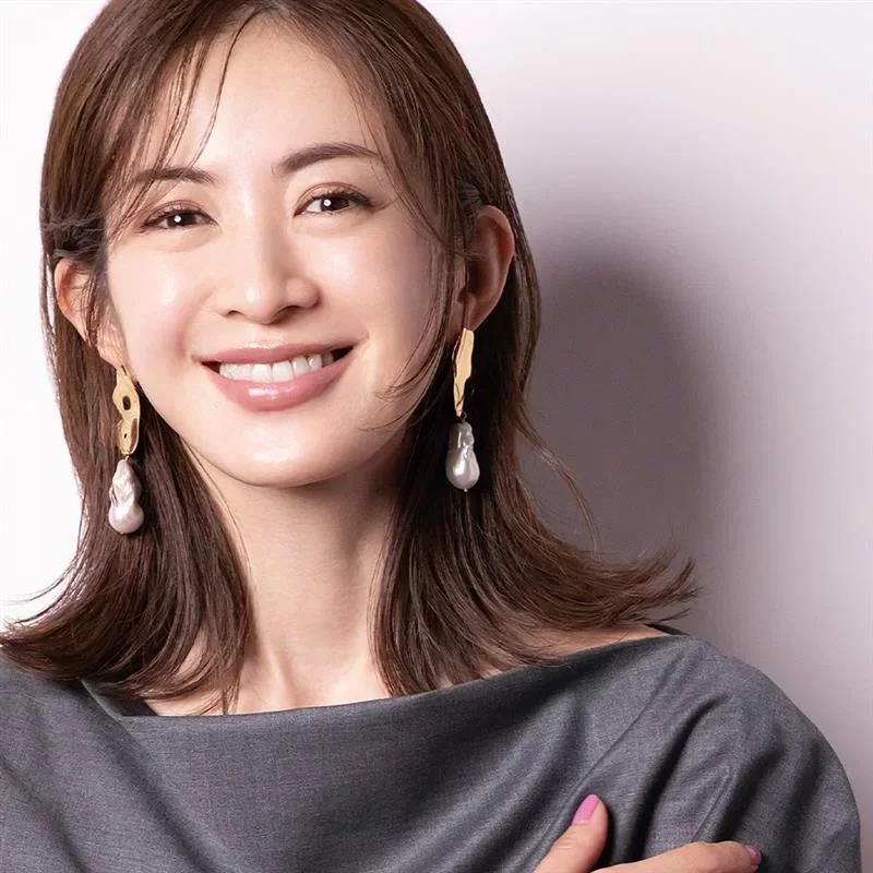 いつもの服に＋１！ 華やかインパクトジュエリーでホリデー仕様に格上げ