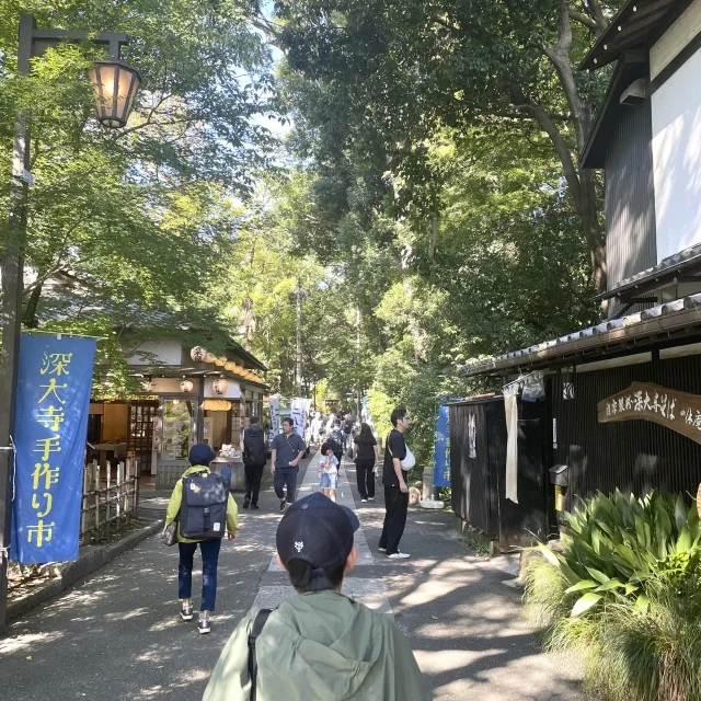 色んなお店が建ち並んでいます