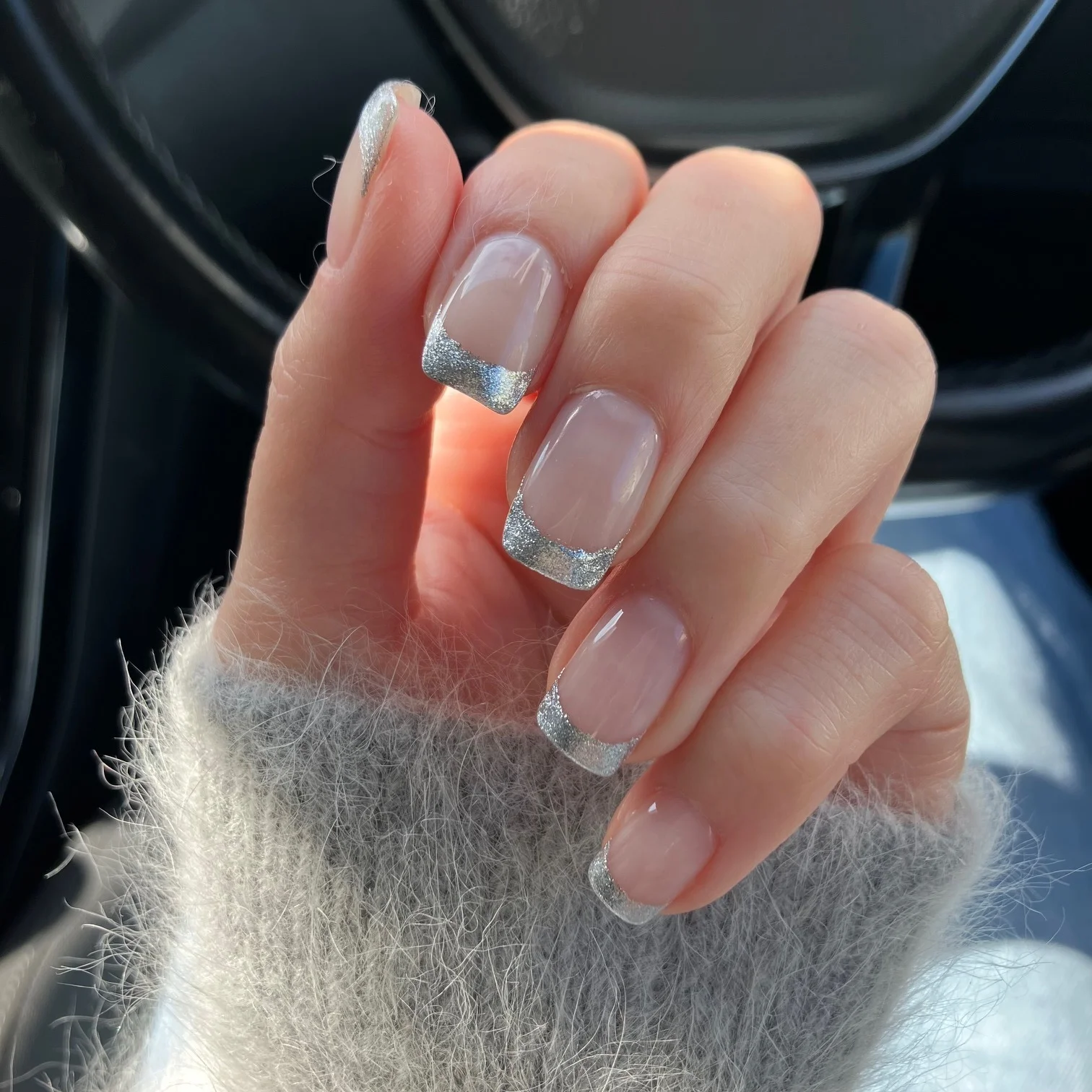 【冬ネイル】シルバーラメフレンチで大人の手元にさりげない華やぎを！