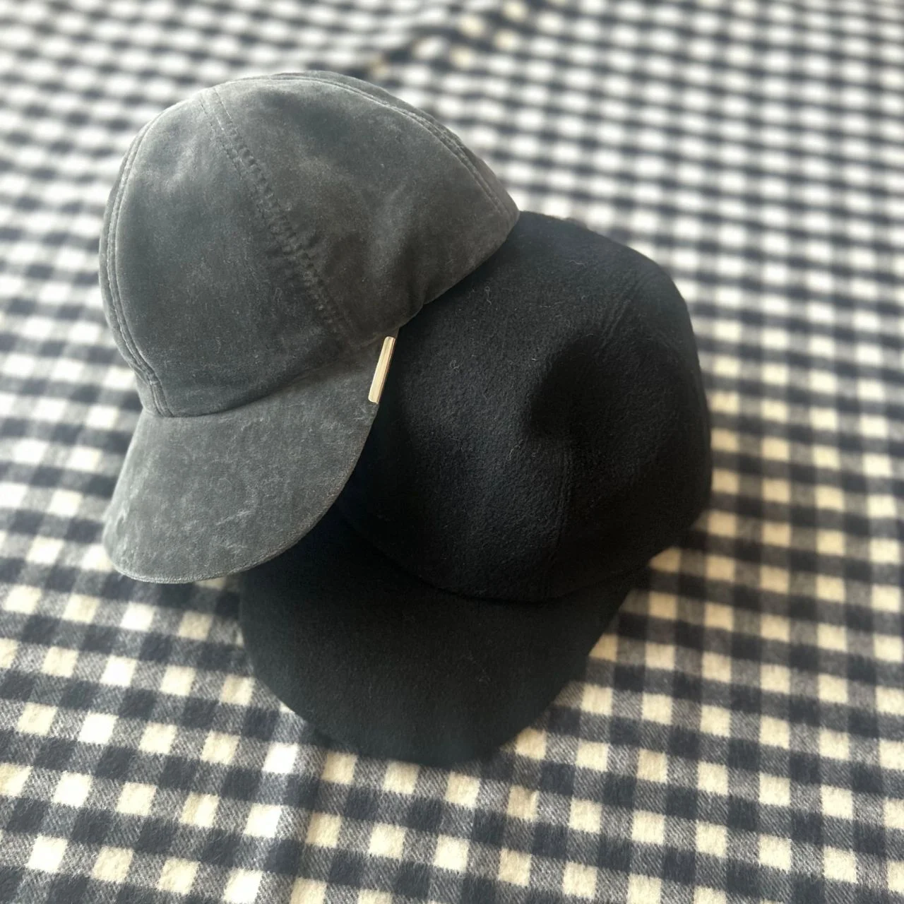 エントワフェインのベルベット素材（グレー）とウール素材（黒）のキャップ