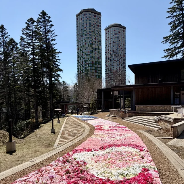 花咲くカーペットを眺めながら楽しむ“お花見団子アフタヌーンティー”_1_1